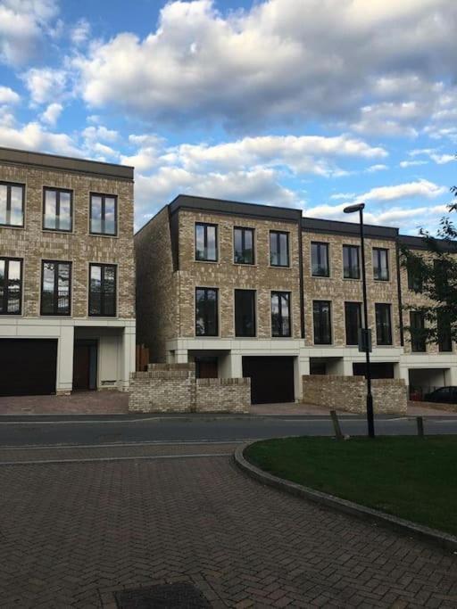 Amazing New Built Townhouse With Garden In London Βίλα Hendon Εξωτερικό φωτογραφία
