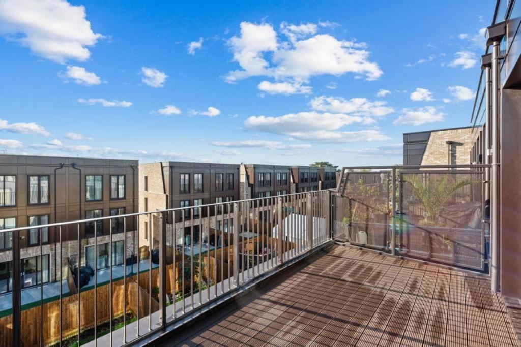 Amazing New Built Townhouse With Garden In London Βίλα Hendon Εξωτερικό φωτογραφία