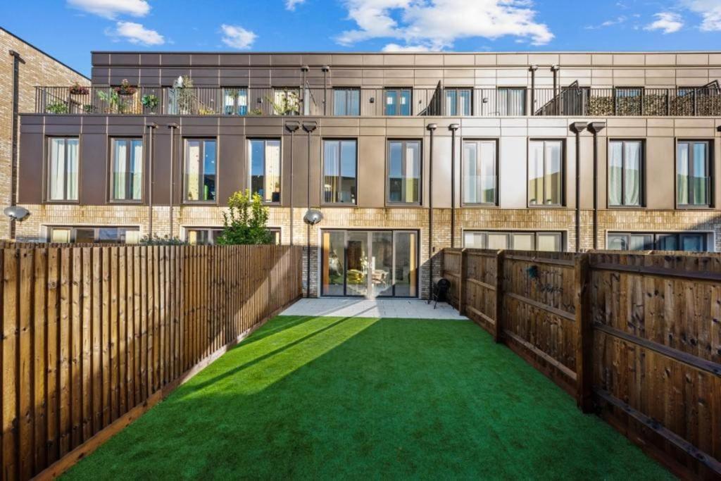 Amazing New Built Townhouse With Garden In London Βίλα Hendon Εξωτερικό φωτογραφία
